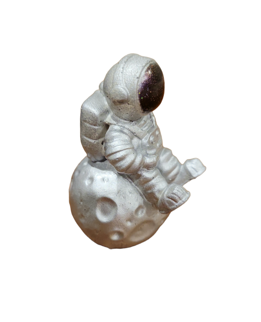 Concrete astronaut & world candle gift box