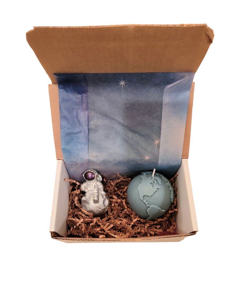 Concrete astronaut & world candle gift box